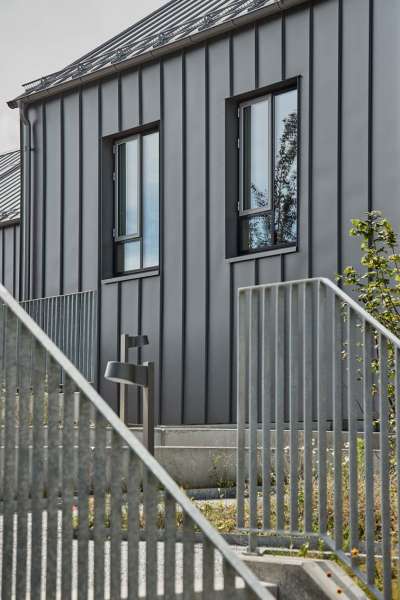 Ein mit Stahl verkleidetes und geschütztes Demenzpflegeheim, DemensCentrum Aarhus – Skovvang, Skovvangsvej 97–99, 8200 Aarhus, Dänemark